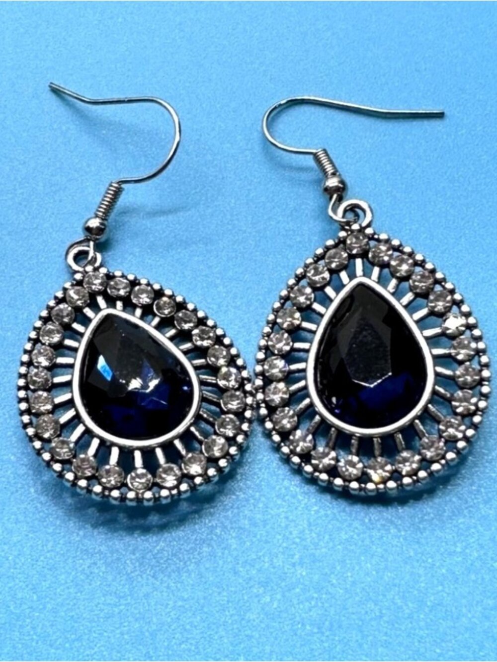 Teardrop Crystal Dangle Earrings With Blue Rhinestone Center Silver Tone NWOT - Picture 4 of 7